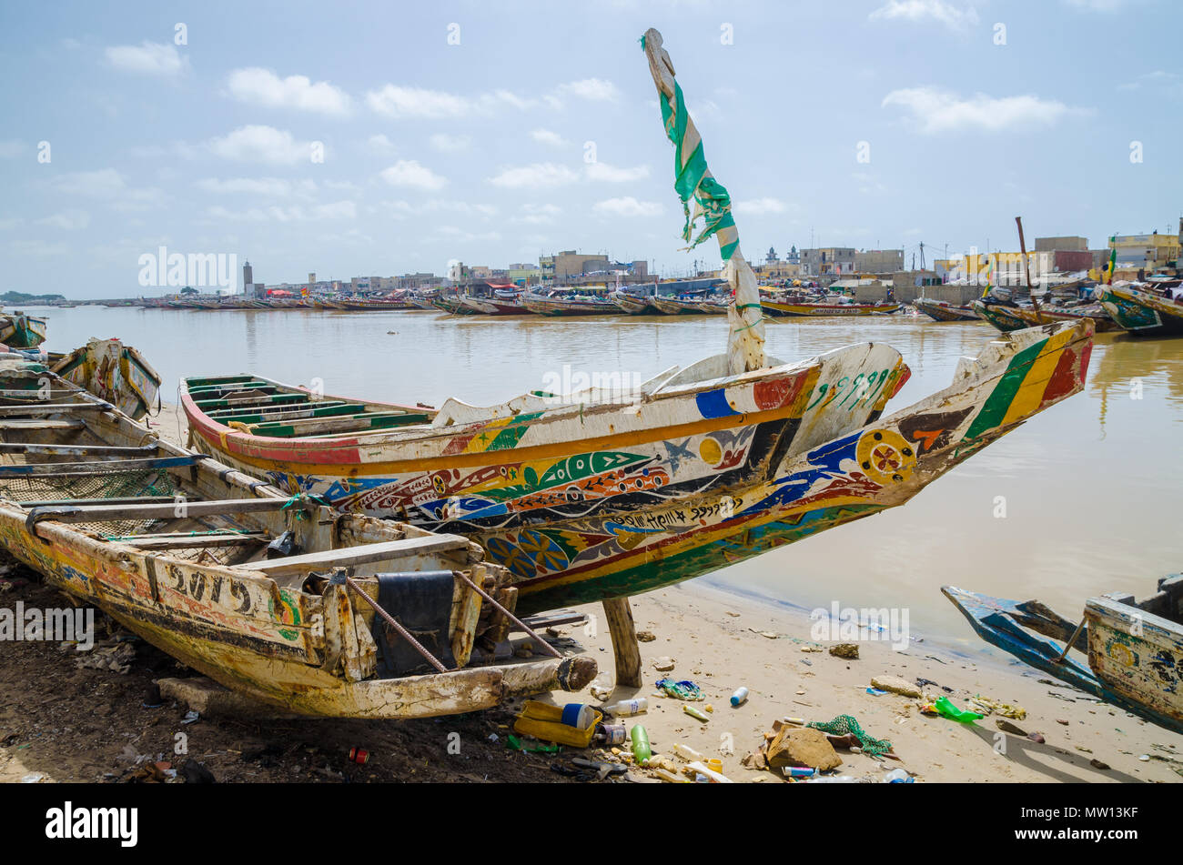 St Louis, Senegal - 12 Ottobre 2014: i colori di legno verniciato di barche da pesca o piroghe a costa di San Luigi. Foto Stock