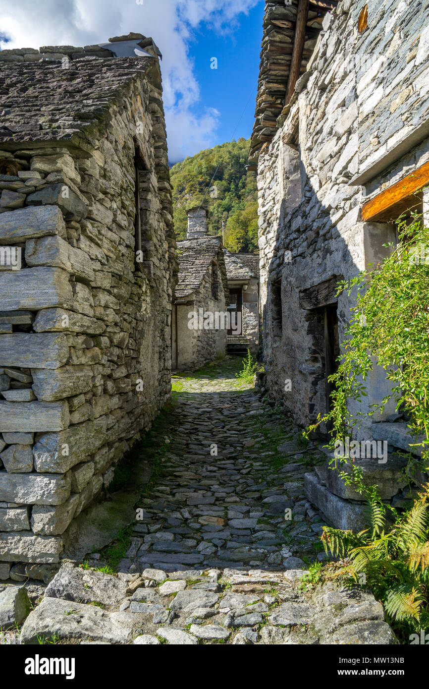 Percorso tra due edifici in pietra antico villaggio svizzera Foto Stock