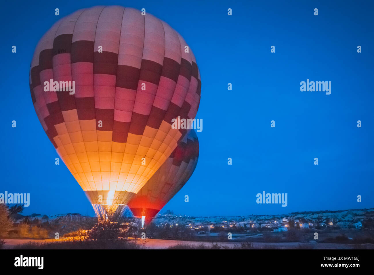 Al mattino della mongolfiera volare sopra Cappadocia. Foto Stock