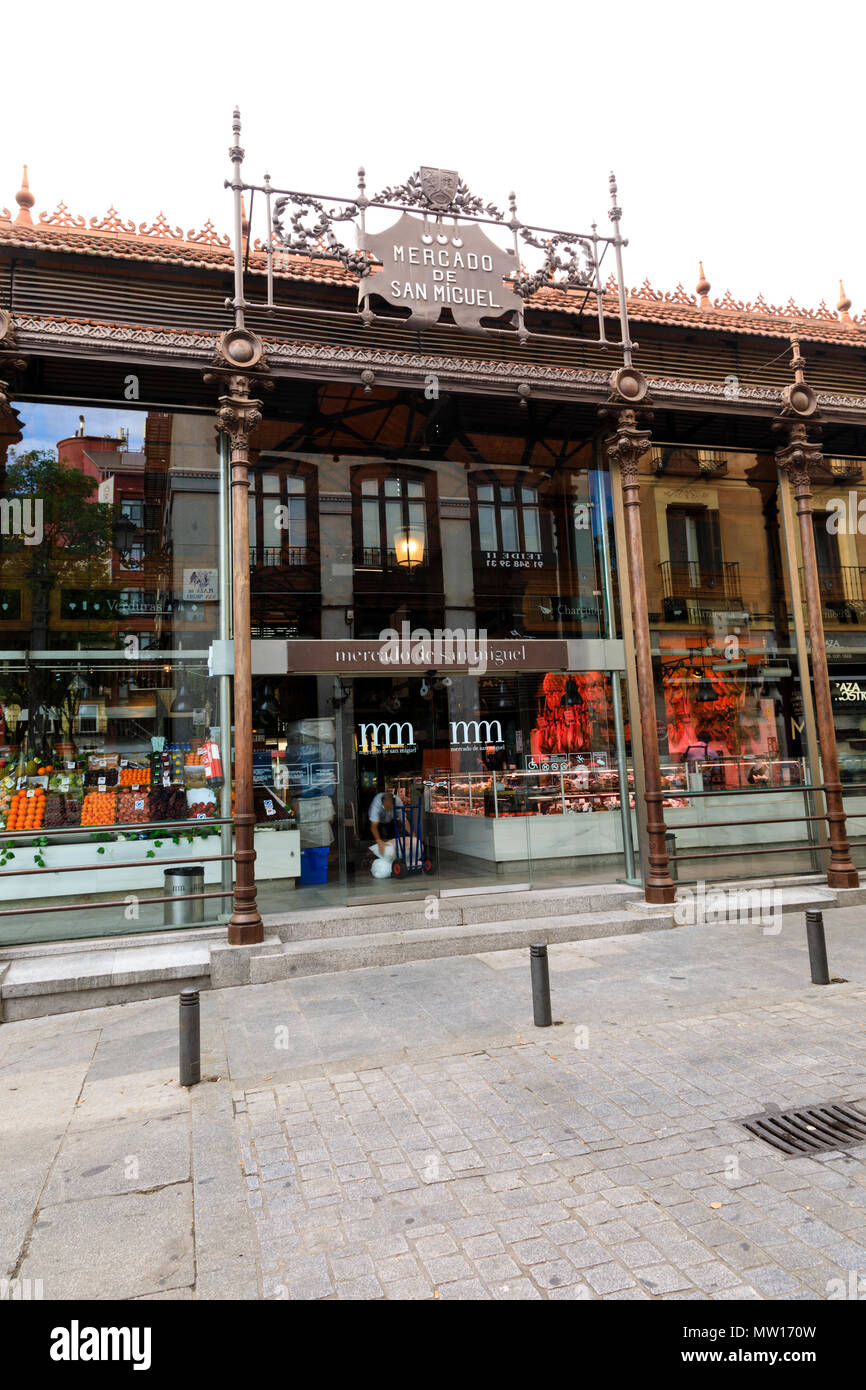 Il Mercado de San Miguel, coperto tapas gourmet mercato, Madrid, Spagna. Maggio 2018 Foto Stock