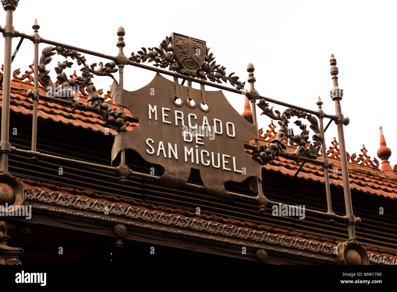 Il Mercado de San Miguel, coperto tapas gourmet mercato, Madrid, Spagna. Maggio 2018 Foto Stock
