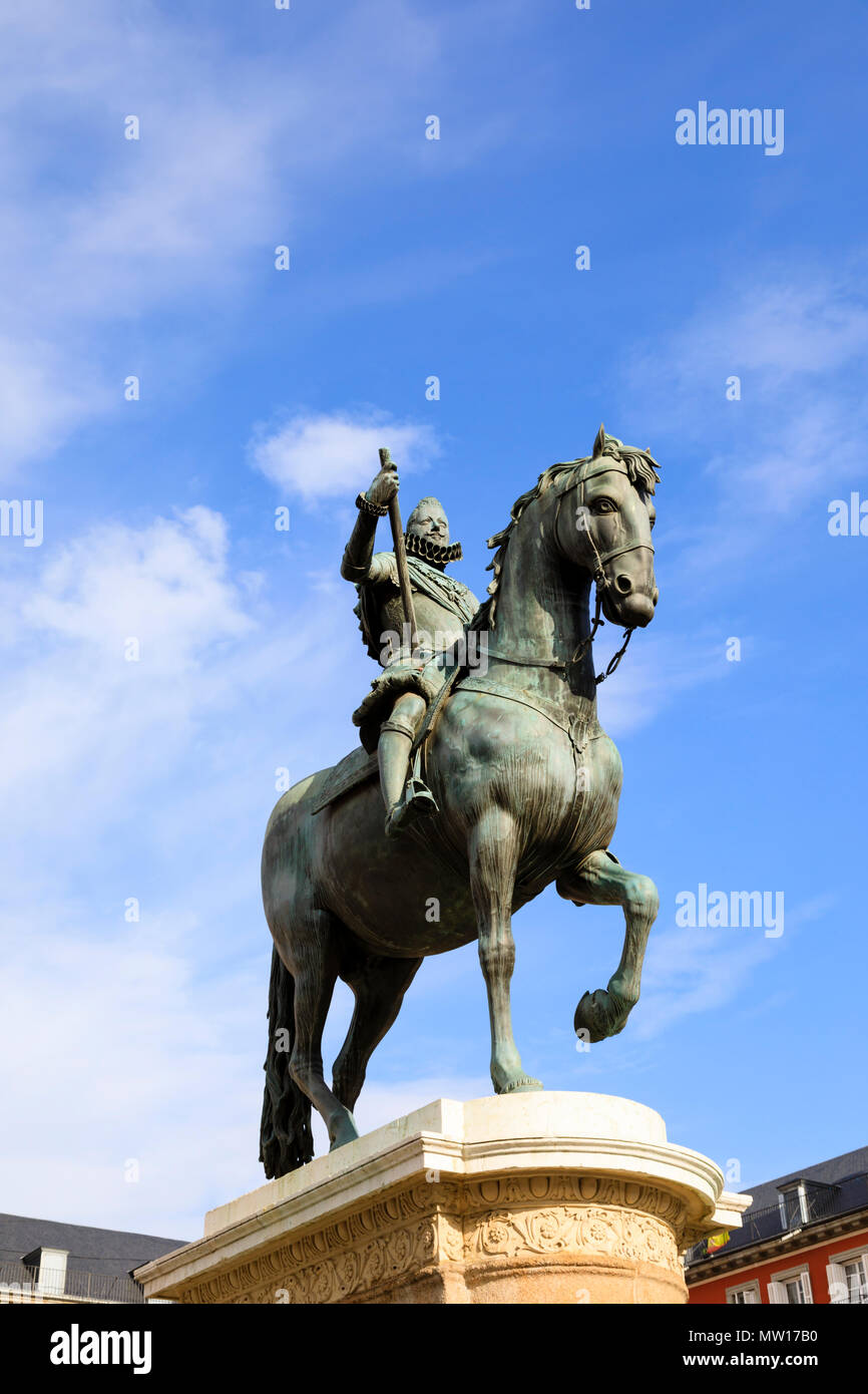Statua di re Filippo, Felipe III in Plaza Mayor, Madrid, Spagna. Maggio 2018 Foto Stock