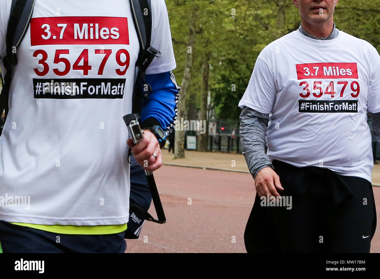 Oltre 100 corridori completare un 3.7 miglio eseguito da Shadwell DLR station, dove ex concorrente di MasterChef Matt Campbell crollò e morì durante la maratona di Londra, al traguardo nel centro commerciale. Oltre £275.000 è stata donata a Matt Campbell fundraising pagina. Dotato di: atmosfera, vista in cui: Londra, Regno Unito quando: 29 Apr 2018 Credit: Dinendra Haria/WENN Foto Stock