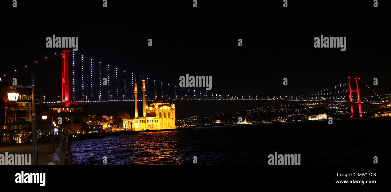 Ponte sul Bosforo tra europei e asiatici, i lati della città di Istanbul, Turchia Foto Stock