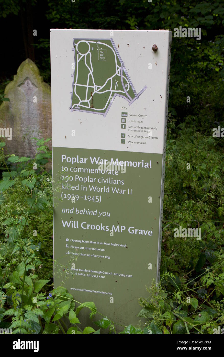 Il PIOPPO War Memorial segno dentro Tower Hamlets Cimitero Parco Foto Stock