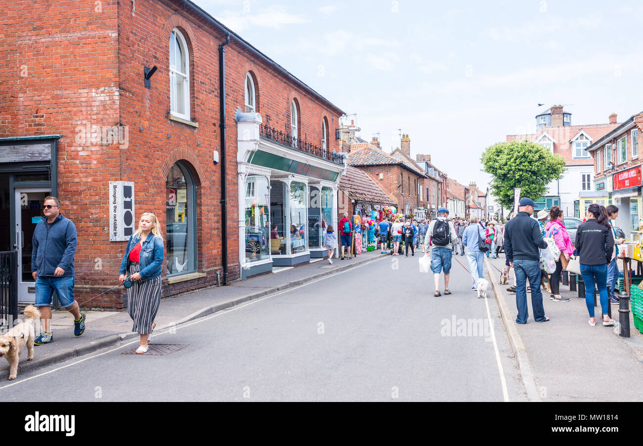 Pozzetti-next-Mare, Norfolk, Regno Unito. 27 maggio 2018. Cittadini e turisti a piedi lungo Staithe Street su una soleggiata giornata estiva in pozzetti-next-Mare Foto Stock