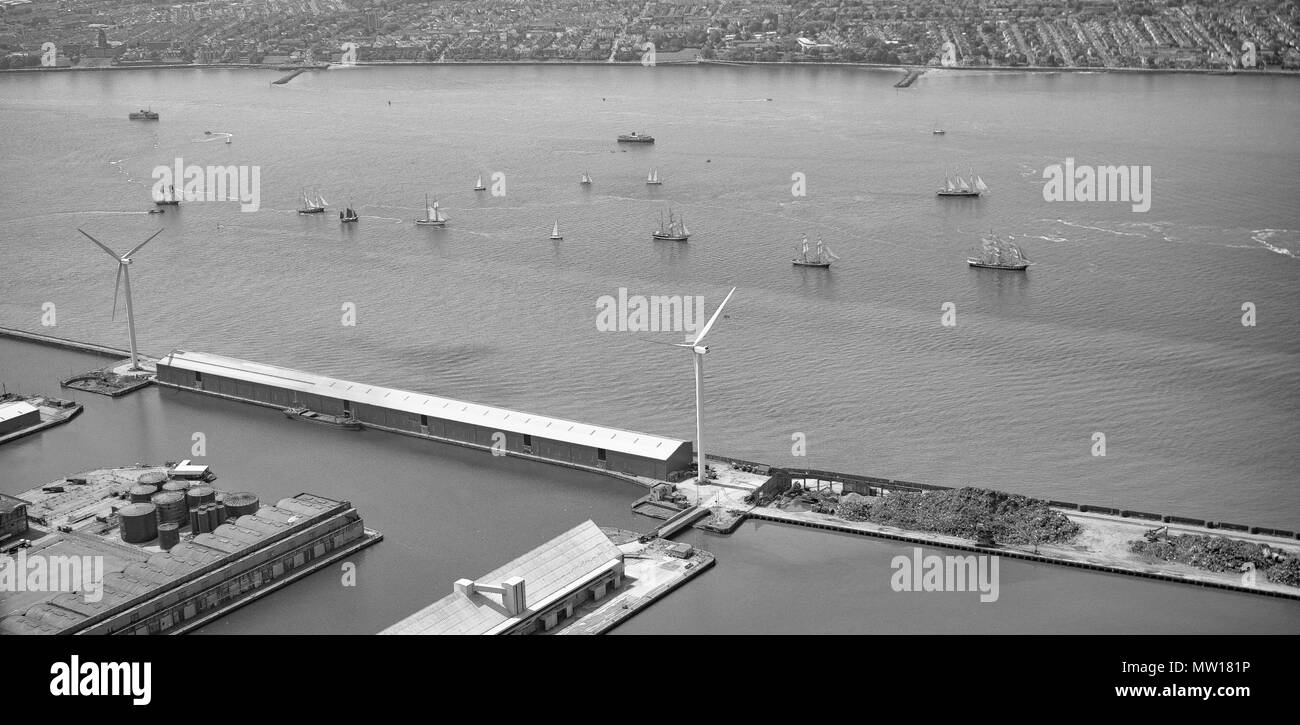Foto aerea di Tall Ships lasciando Liverpool sul fiume Mersey Foto Stock