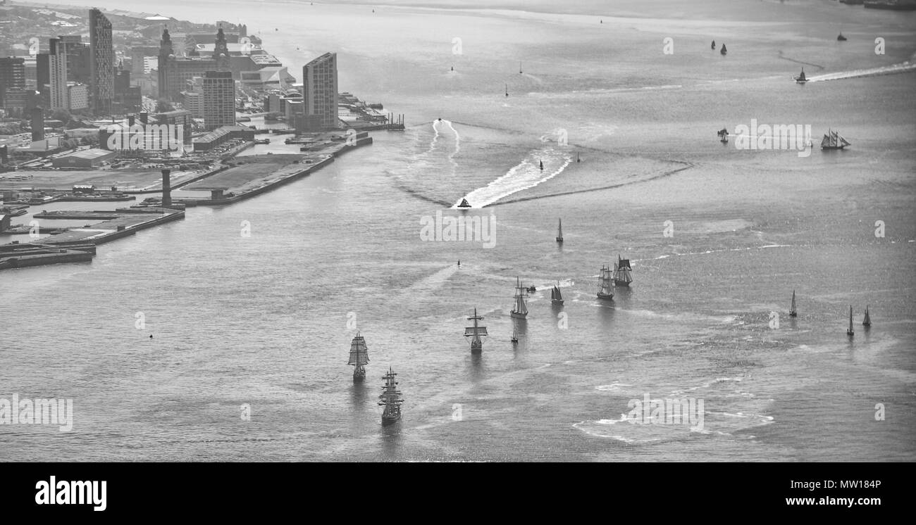 Foto aerea di Tall Ships lasciando Liverpool sul fiume Mersey Foto Stock