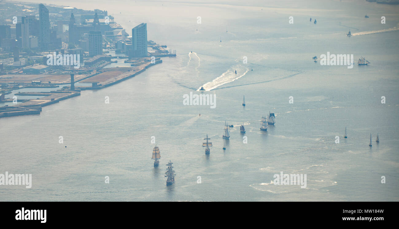 Foto aerea di Tall Ships lasciando Liverpool sul fiume Mersey Foto Stock