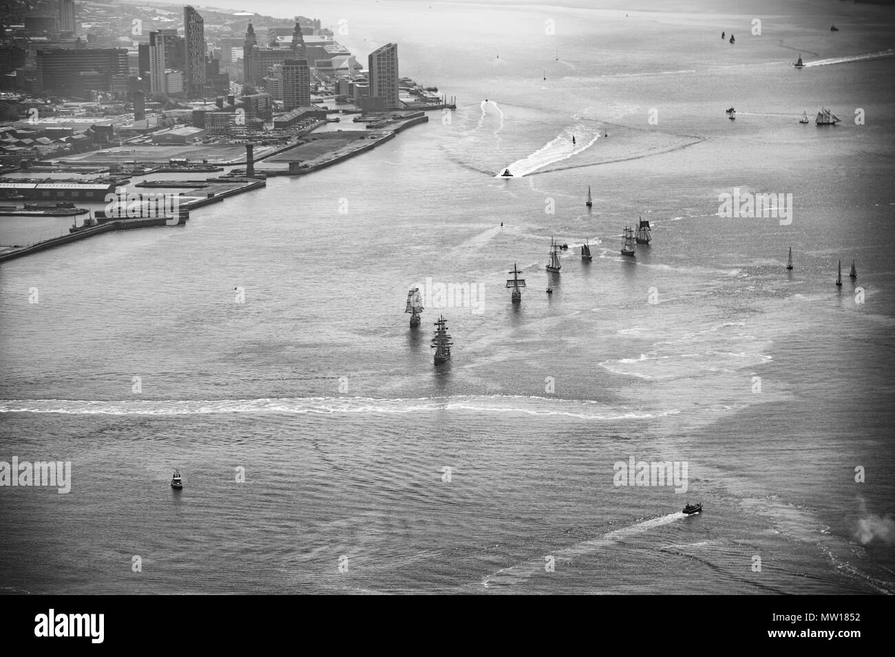 Foto aerea di Tall Ships lasciando Liverpool sul fiume Mersey Foto Stock