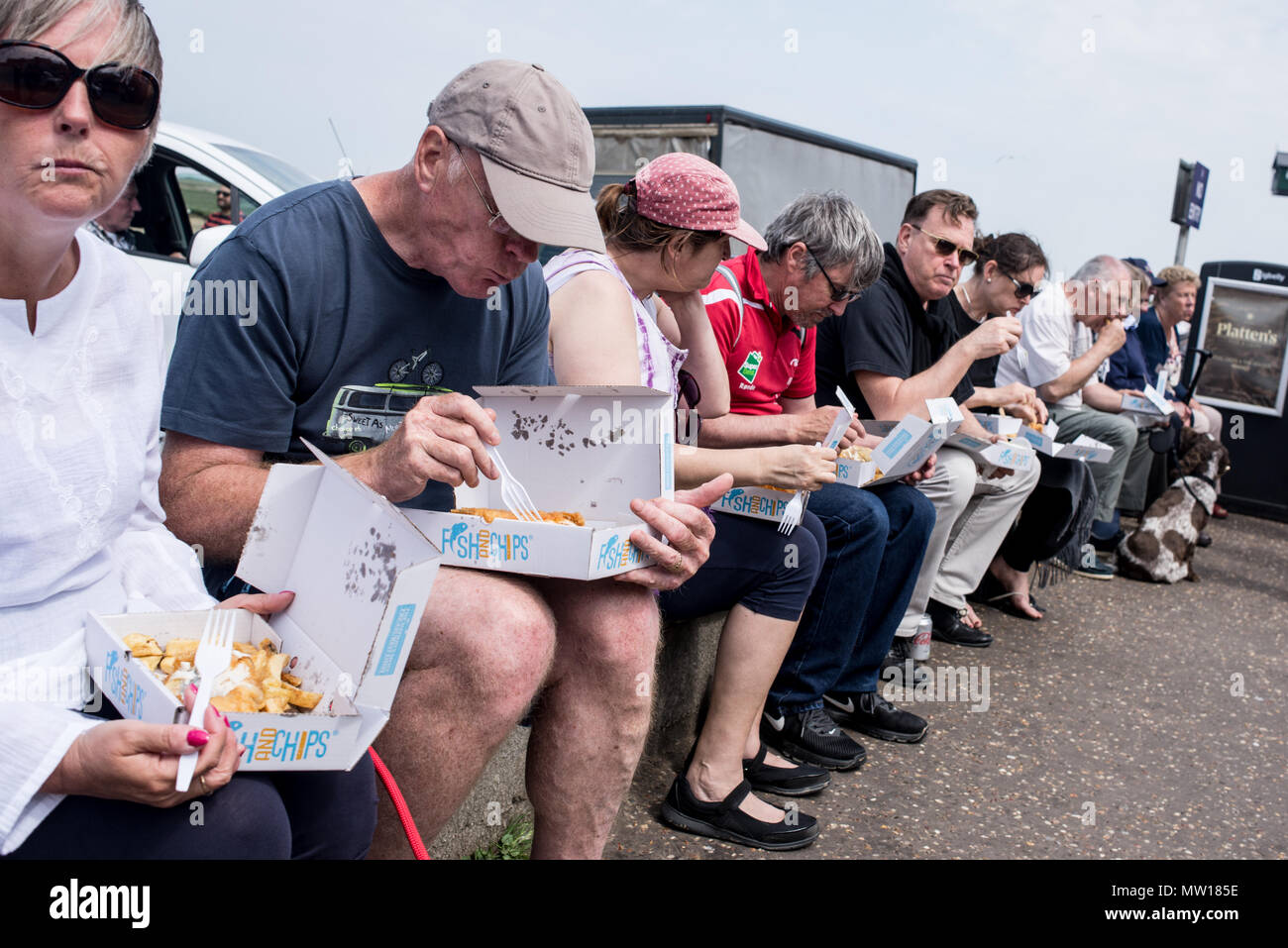 Pozzetti-next-Mare, Norfolk, Regno Unito. 27 maggio 2018. Cittadini e turisti seduti fuori a mangiare pesce e patatine su una soleggiata giornata estiva in pozzetti-next-Mare Foto Stock