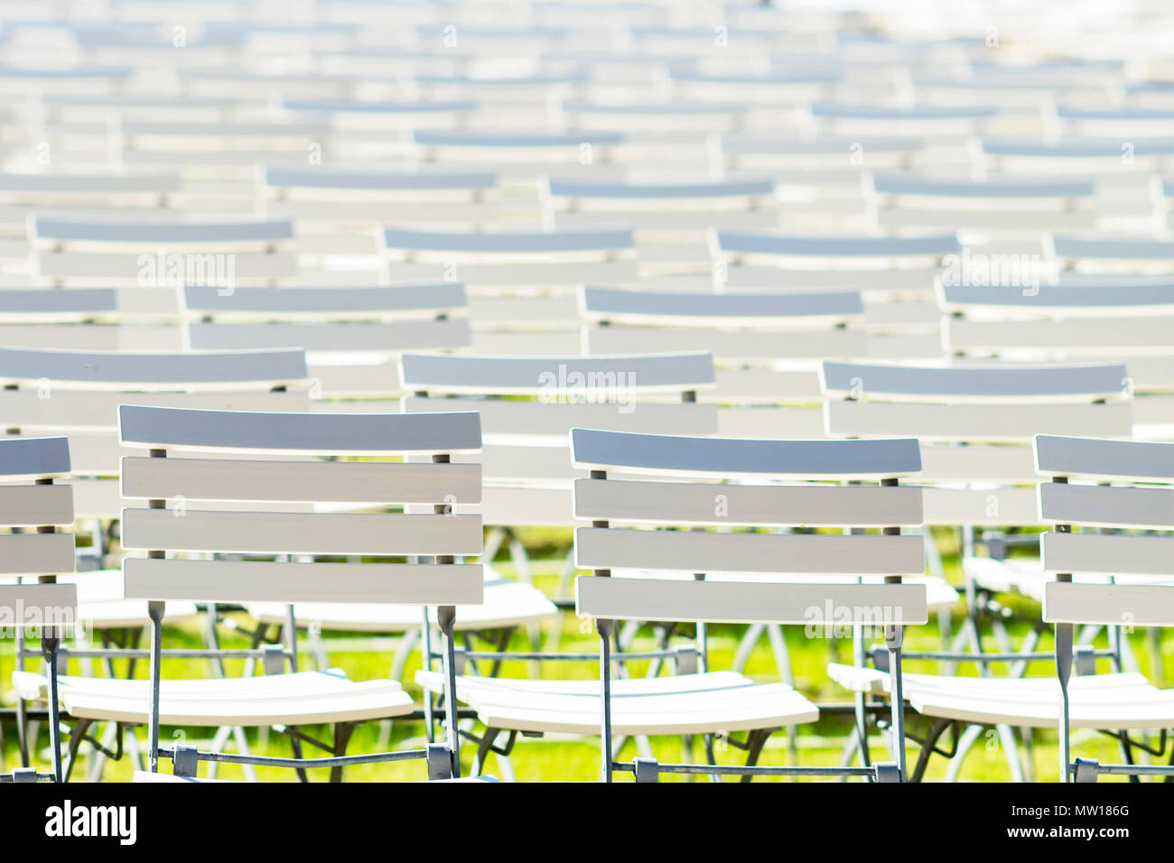 Sedia bianca righe in un parco termale in condizioni di luce intensa Foto Stock
