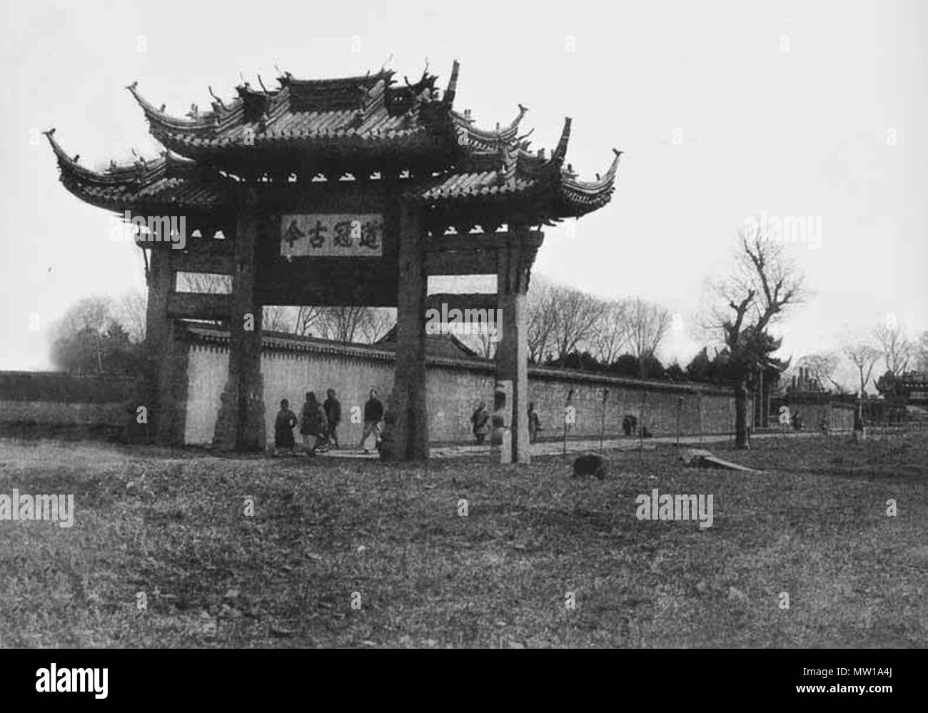 . Inglese: una vecchia foto di Suzhou Fuxue . prima di 1910. Anonimo 581 Suzhou Gate Fuxue Foto Stock