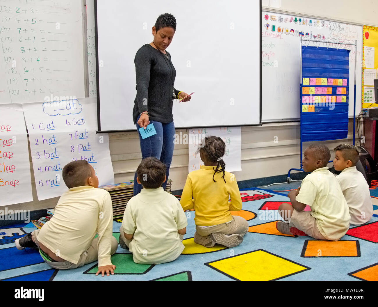 Insegnante di scuola materna che mostra i bambini parole nuove Foto Stock