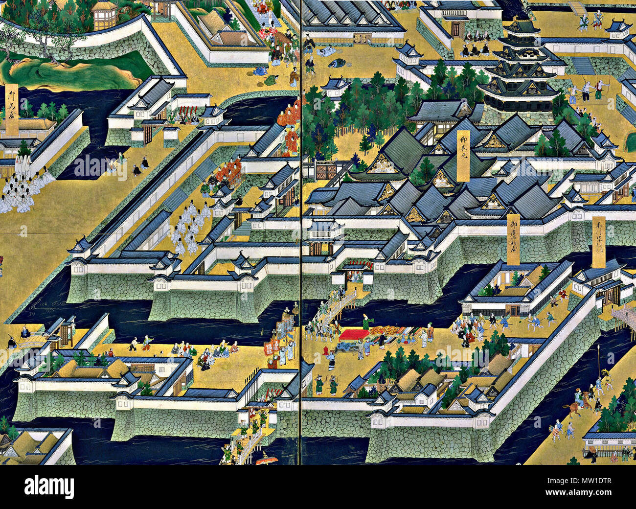 . In alto al centro del primo pannello a sinistra dello schermo. Enciente centrale del castello di Edo, torre di castello, Bairinzaka, Hirakawaguchi Gate. Il castello di Edo torre (superiore medio del primo pannello a sinistra dello schermo). Il castello di Edo telai a torre grande nella schermata di sinistra come se per accentuare Iemitsu's grand imprese. Questa torre fu il terzo ad essere costruita per il castello di Edo. Essa è stata completata nel 1638 (Kan'ei 15). La sua altezza dalla base è di oltre 60 metri. Durante il grande incendio Meireki del 1657 (Meireki 3), tuttavia, la torre fu distrutta e mai più ricostruita nuovamente. 'Vista di Edo' (Edo zu) coppia di sei-pannello schermi di piegatura (XVII cen Foto Stock