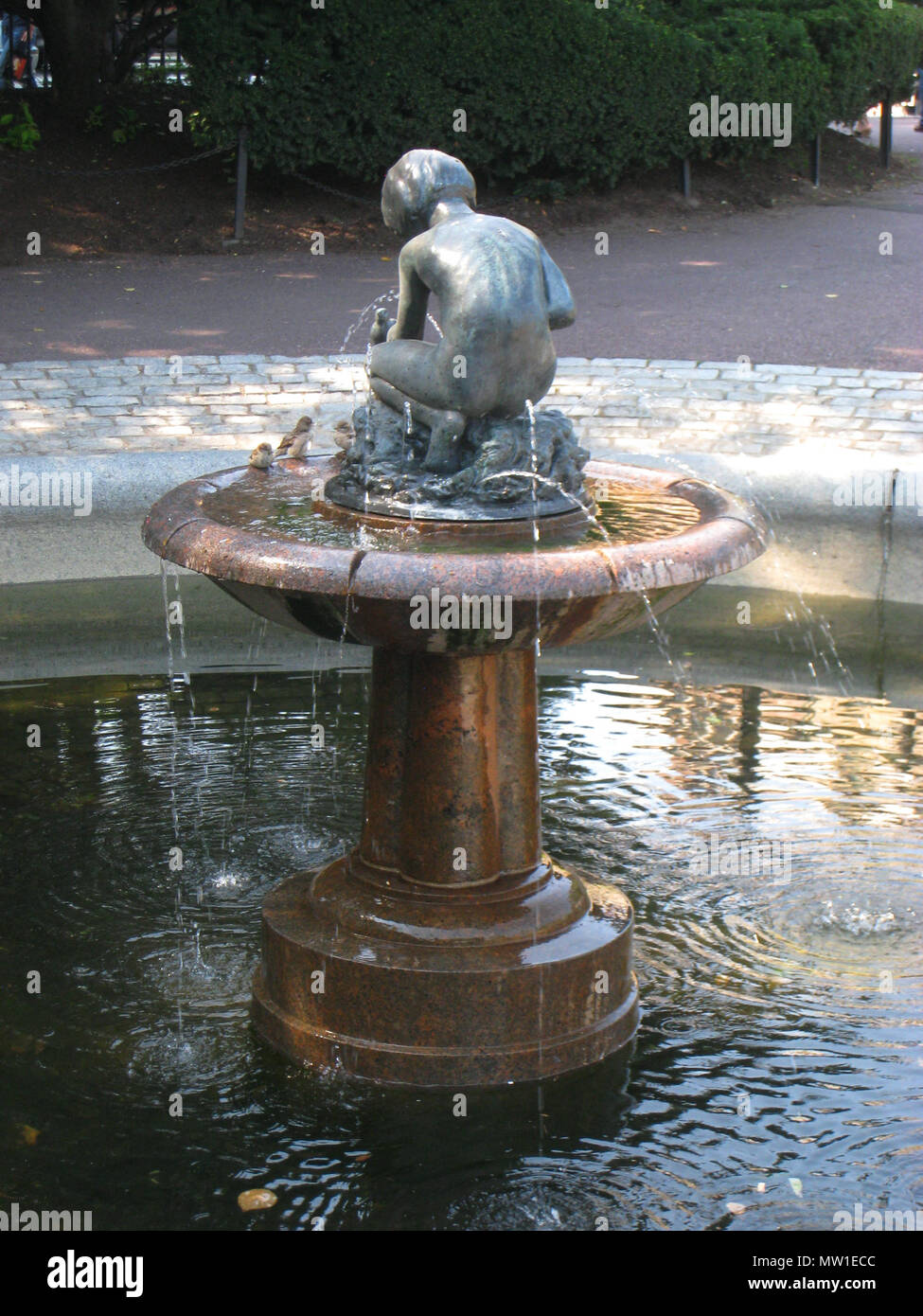 . Inglese: la scultura è uno dei quattro costruito per fontane in Boston Public Garden. Esso è stato originariamente progettato da Bashka Paeff nel 1934. La scultura originale è stata successivamente rubato e una rifusione effettuate nel 1977. La seconda fusione è stato di scarsa qualità e si deteriorano rapidamente. L'uccello è stato rubato. Come risultato, una terza fusione è stato realizzato nel 1992 da Paolo re fonderia, l'uccello modellata utilizzando fotografie. Istituto Smithsonian numero di controllo 87740048. (Http://siris-artinventories.si.edu/ipac20/ipac.jsp?session=G1I98048Q3397.39158&menu=search&aspect=Keyword&npp=50&ipp=20&spp=20&profile=ariall&ri=&t Foto Stock