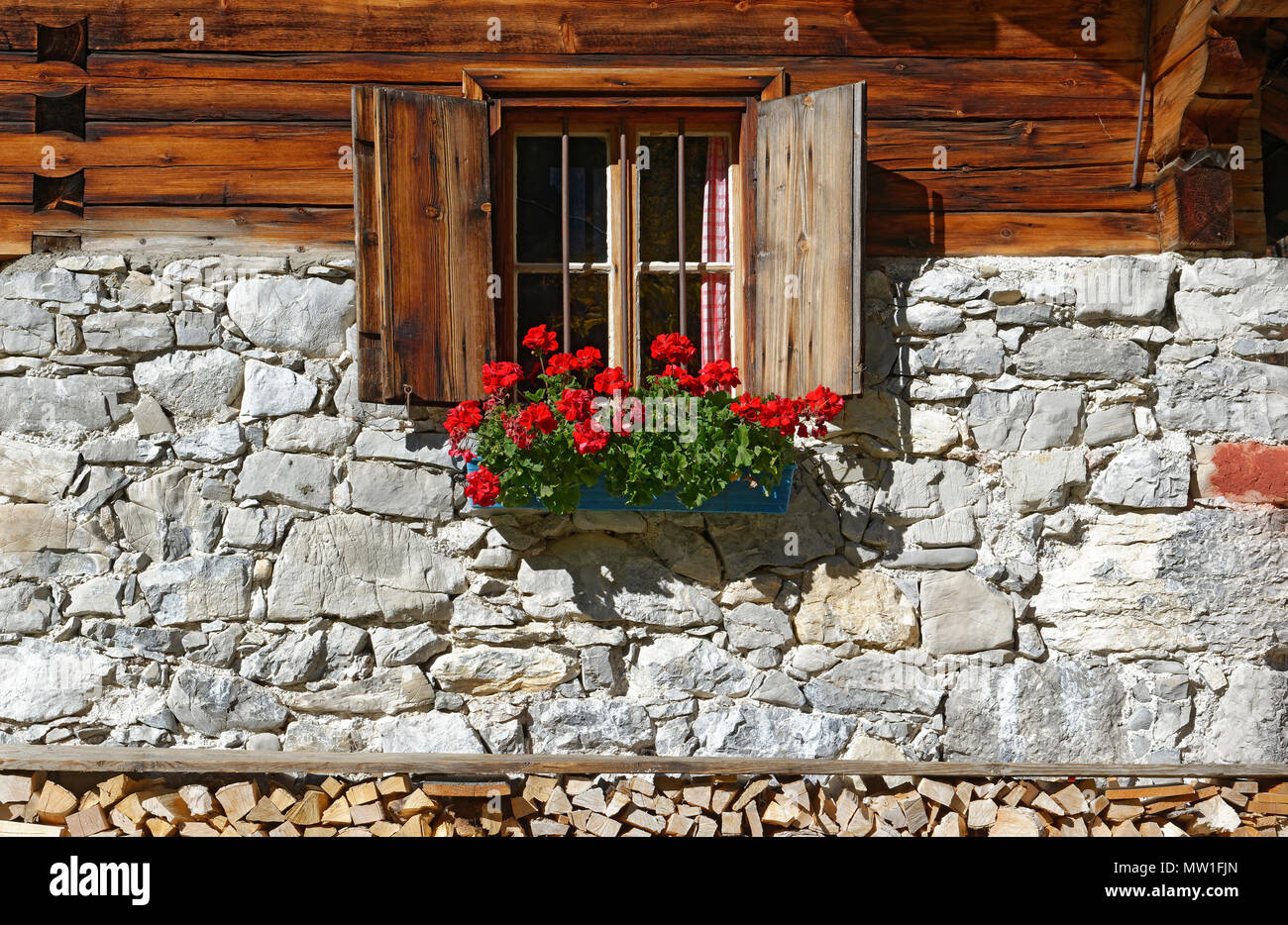 Finestra con gerani rossi sulla casa colonica, Eng-Alm, Großer Ahornboden, Valle Riss, Tirolo, Austria Foto Stock