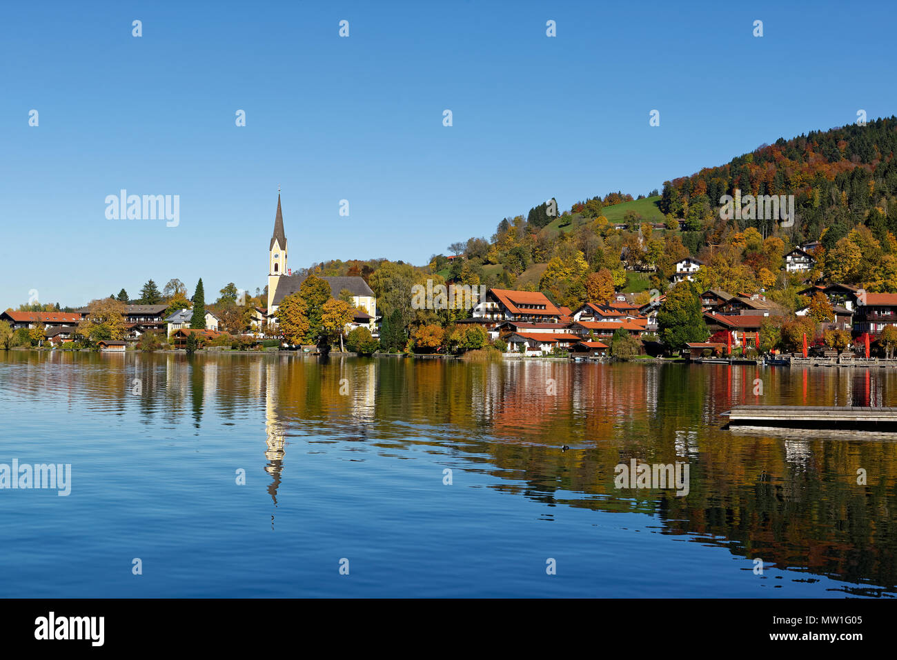 Vista di Schliersee con la chiesa parrocchiale di San Sisto e il lago, Schliersee, Alta Baviera, Baviera, Germania Foto Stock