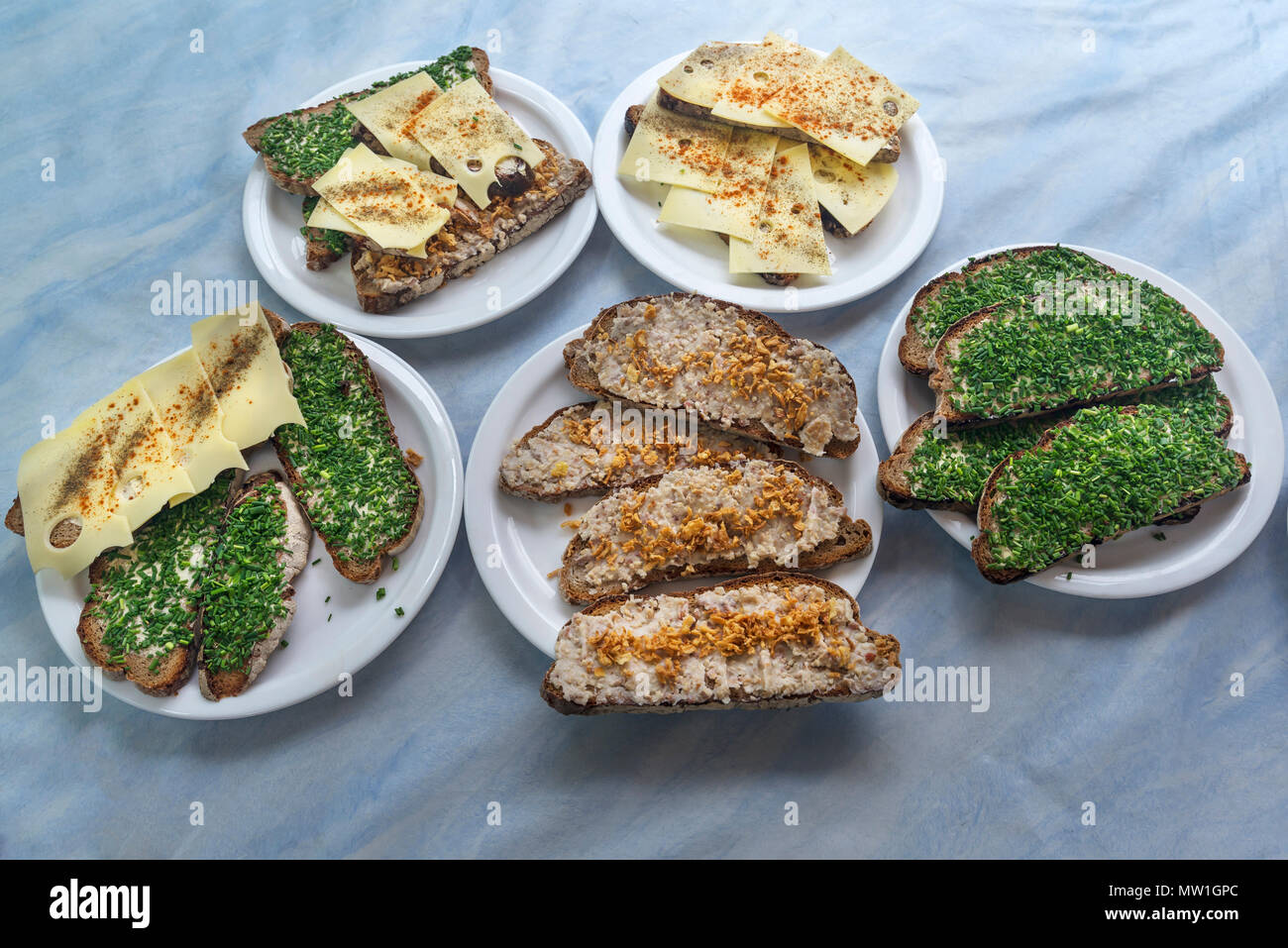 Stuzzichini bavaresi, formaggio panini, erba cipollina e lardo pane su piastre, Baviera, Germania Foto Stock