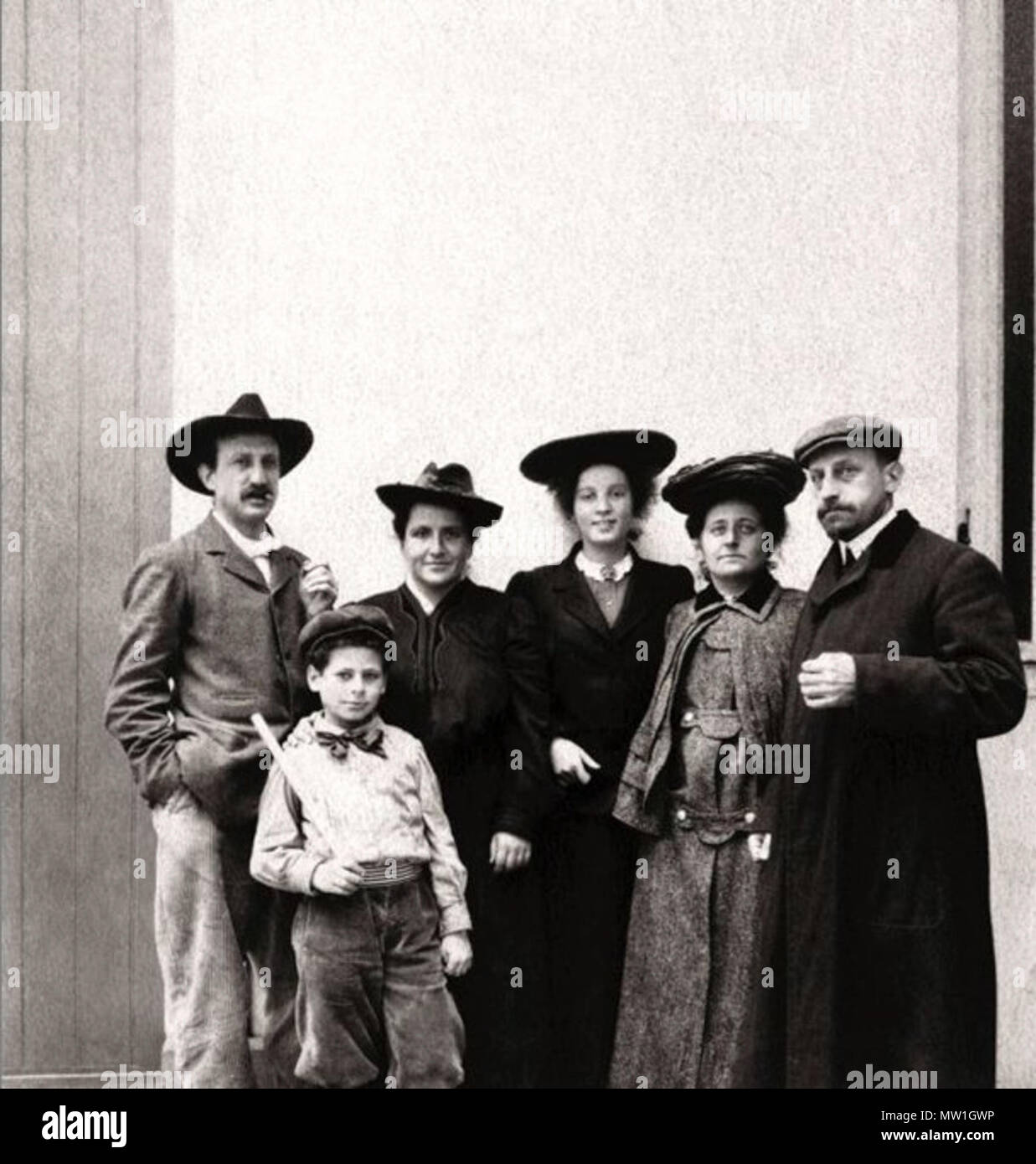 600 Il Steins nel cortile del 27 Rue De Fleurus, ca. 1905. Da sinistra- Leo Stein, Allan Stein, Gertrude Stein, Teresa Ehrman, Sarah Stein, Michael Stein,l'Bancroft Library, presso la University of California a Berkeley Foto Stock