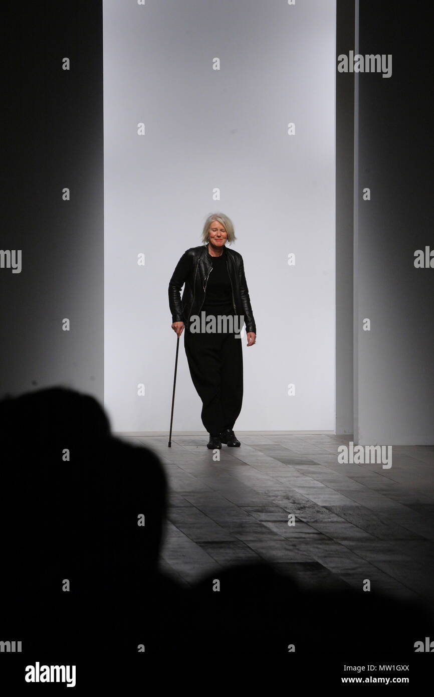 Betty Jackson Fashion Designer assume un arco sulla pista durante la London Fashion Week at Somerset House di Londra Saturady 19 Febbraio 2011 Foto Stock