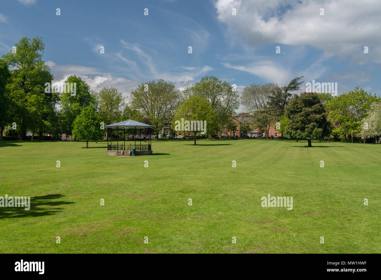 Supporto di banda nel memorial gardens o il parco cittadino a Oswestry Shropshire Foto Stock