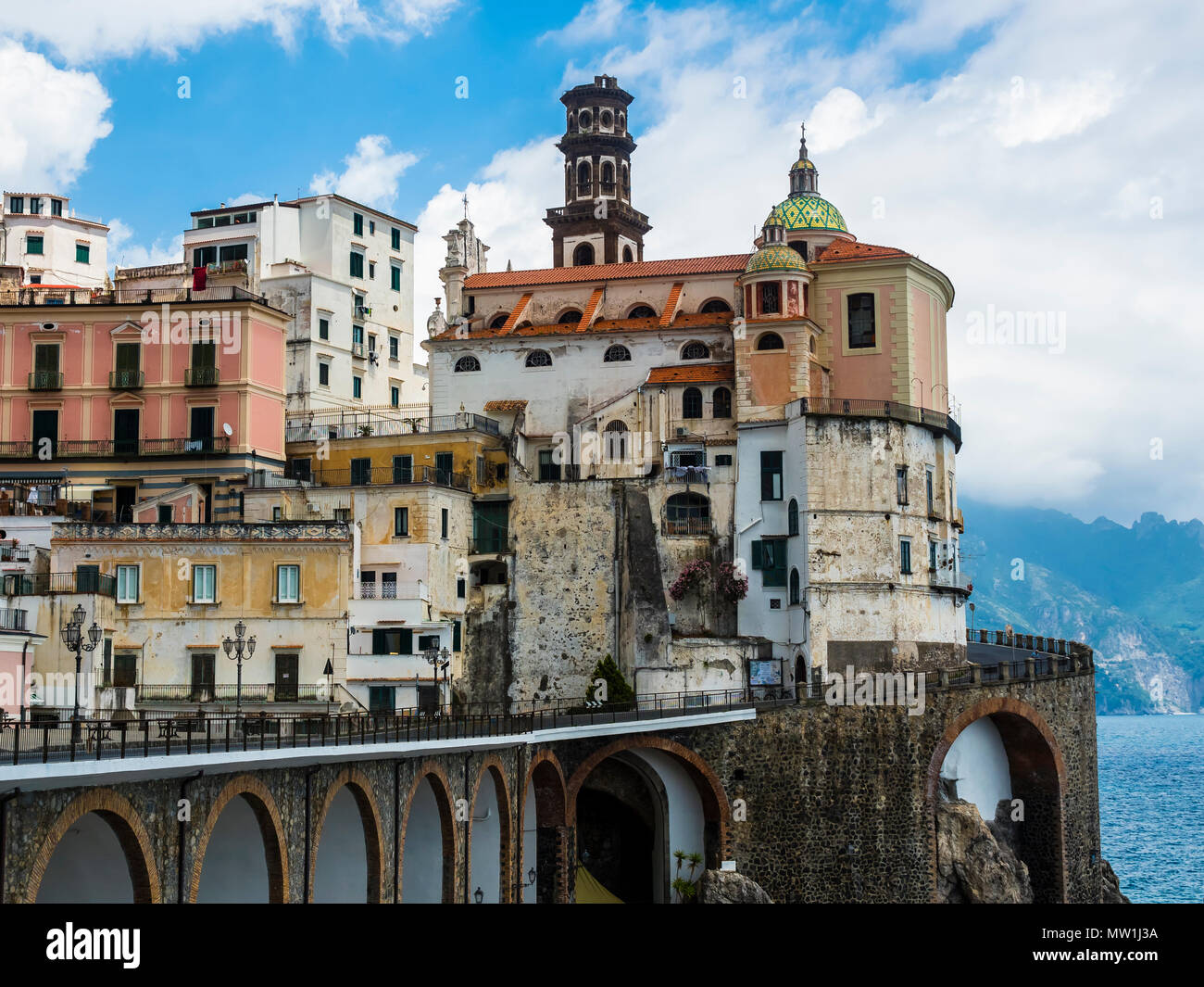 Vista città con chiesa collegiata di Santa Maria Maddalena, Arani, regione Amalfi Costiera Amalfitana, Campania, Italia Foto Stock