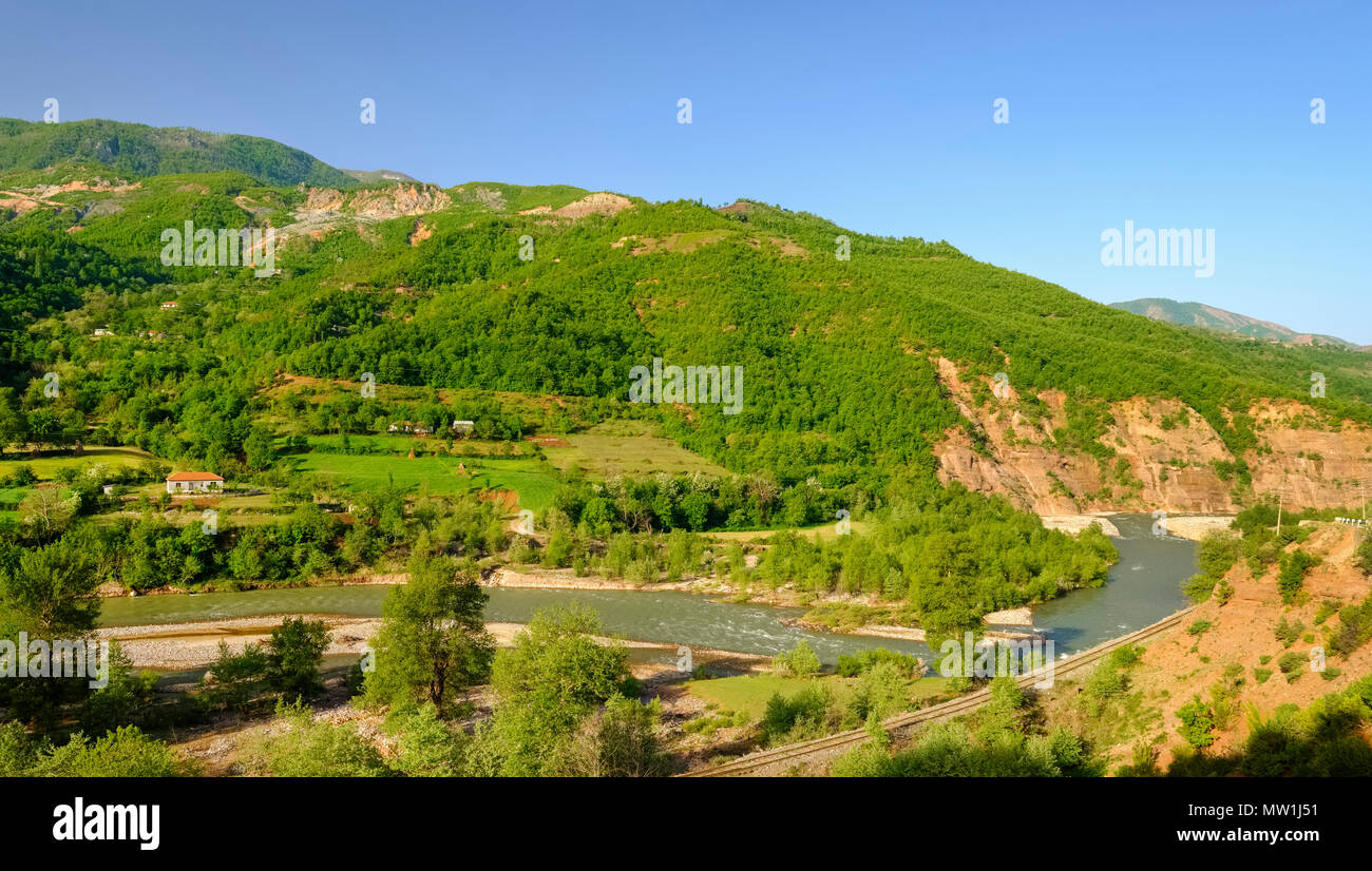 Fiume Shkumbini, Shkumbin Valley vicino a Librazhd, Regione Elbazan, Albania Foto Stock