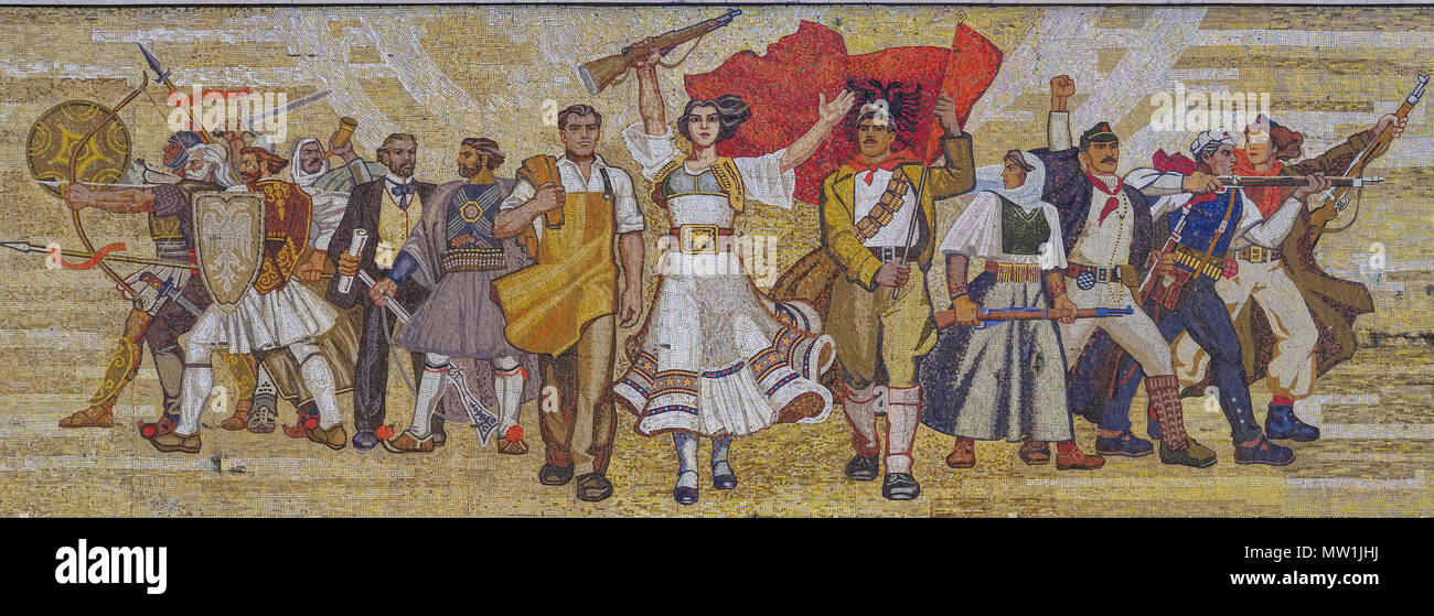 Mosaico Shqiptarët presso il Museo Nazionale di Storia, Muzeu Historik Kombëtar, Piazza Skanderbeg, Tirana, Albania Foto Stock