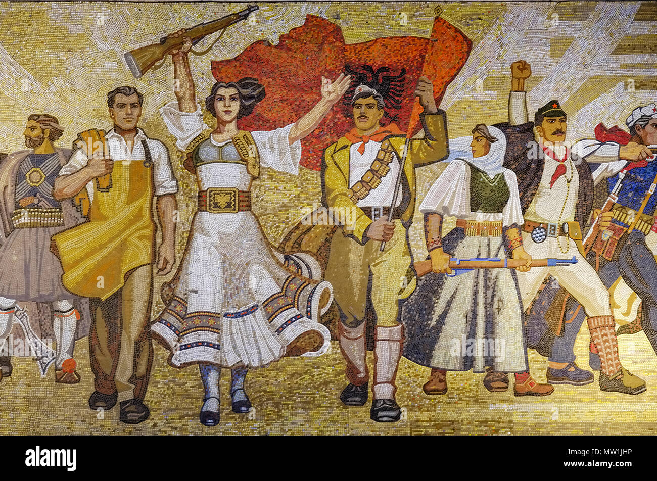 Mosaico Shqiptarët presso il Museo Nazionale di Storia, Muzeu Historik Kombëtar, Piazza Skanderbeg, Tirana, Albania Foto Stock