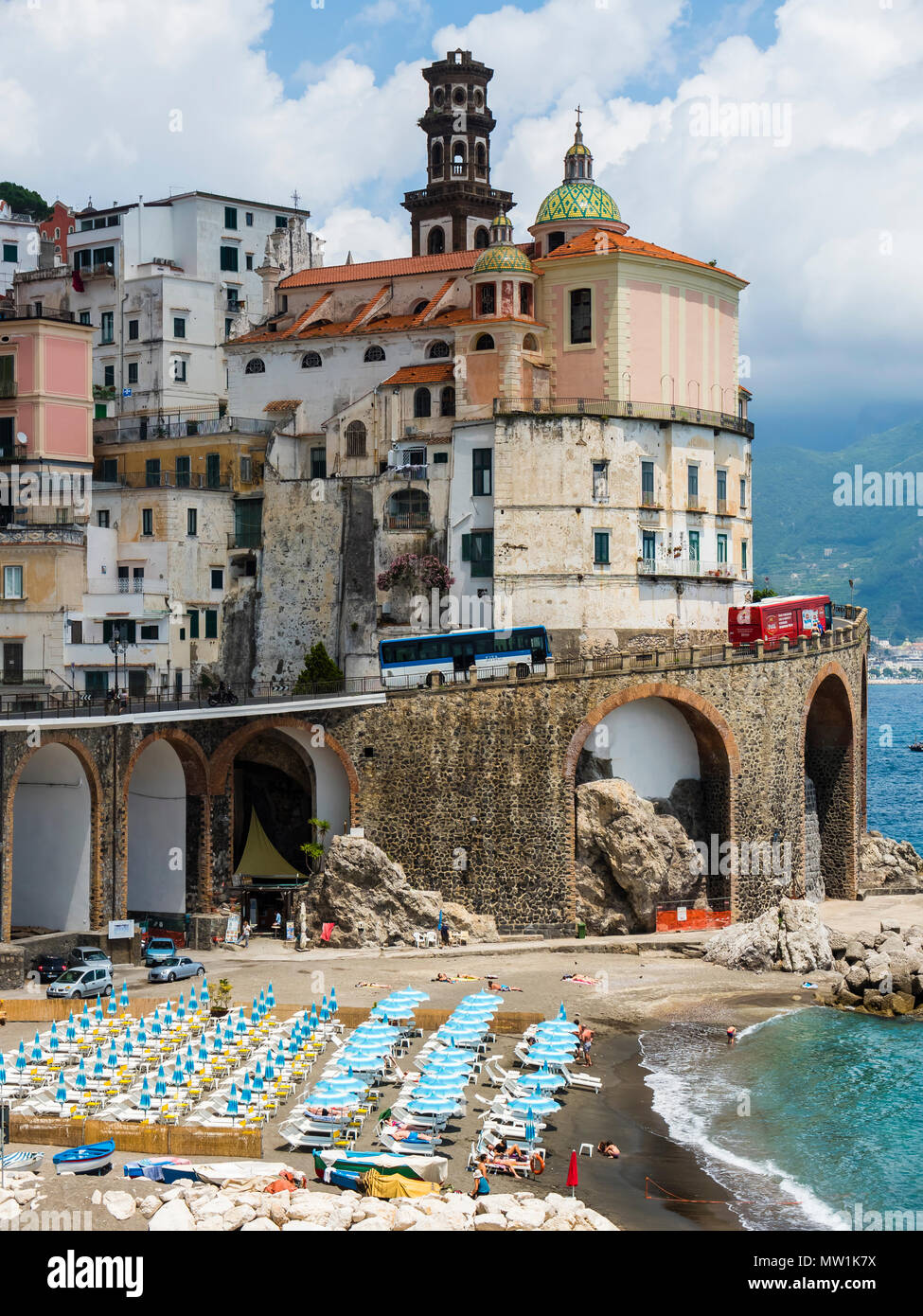 Vista del villaggio con il lido e la chiesa Collegiata di Santa Maria Maddalena, Arani, regione Amalfi Costiera Amalfitana, Campania, Italia Foto Stock