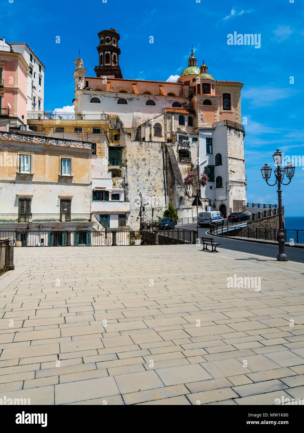 Vista della Piazza Umberto I e la chiesa Collegiata di Santa Maria Maddalena, Arani, regione Amalfi Costiera Amalfitana, Campania, Italia Foto Stock