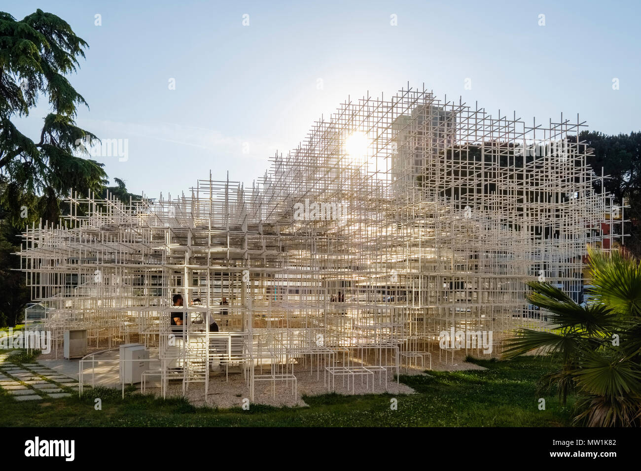 La scultura Reja, Cloud, dall architetto giapponese e artista Sou Fujimoto, Tirana, Tirana, Albania Foto Stock