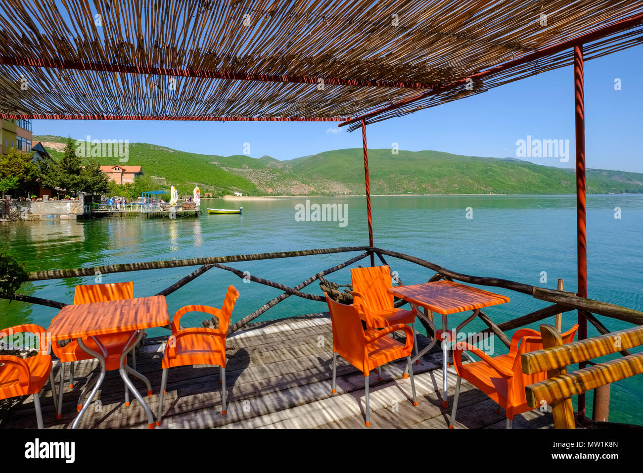 Ristorante, terrazza sul lago, Lin e il lago di Ohrid, regione Korca, Albania Foto Stock