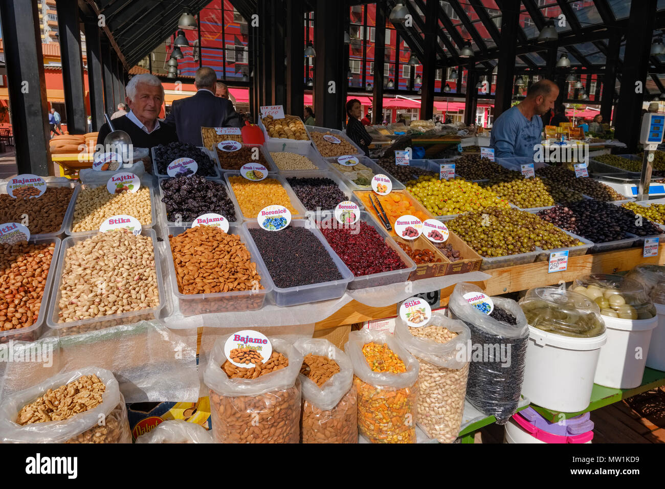 Sala Mercato, stand con i dadi, frutta secca e olive, nuovo mercato, Pazari i Ri, Tirana, Albania Foto Stock