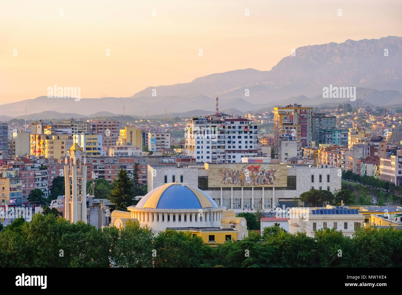 Vista sulla città, centro città con la risurrezione Cattedrale e storico museo nazionale, Tirana, Albania Foto Stock
