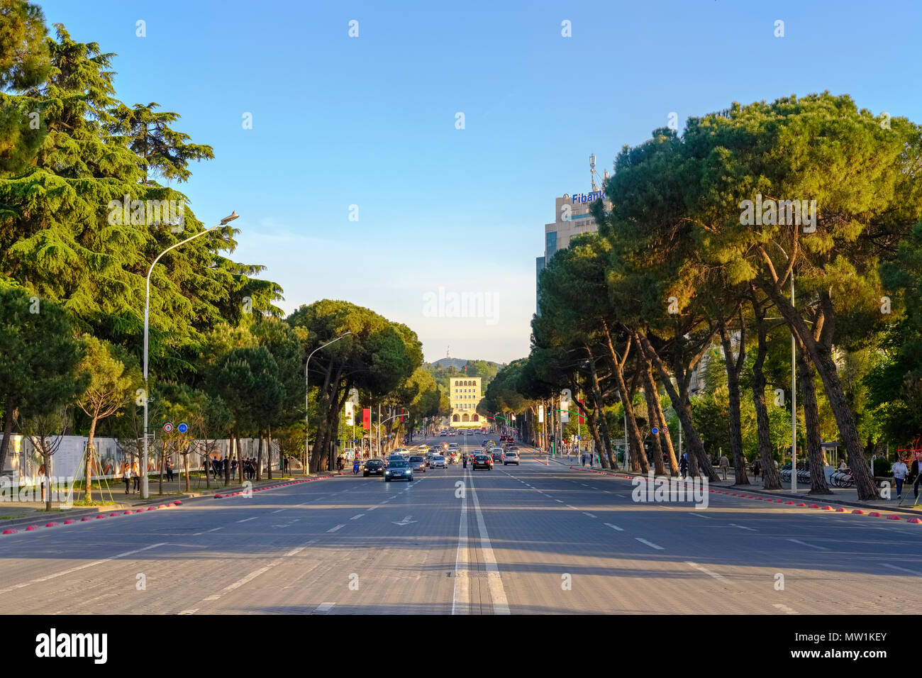 Boulevard Bulevardi Dëshmorët e Kombit, Viale dei Martiri della Nazione, alle spalle di università, Tirana, Albania Foto Stock