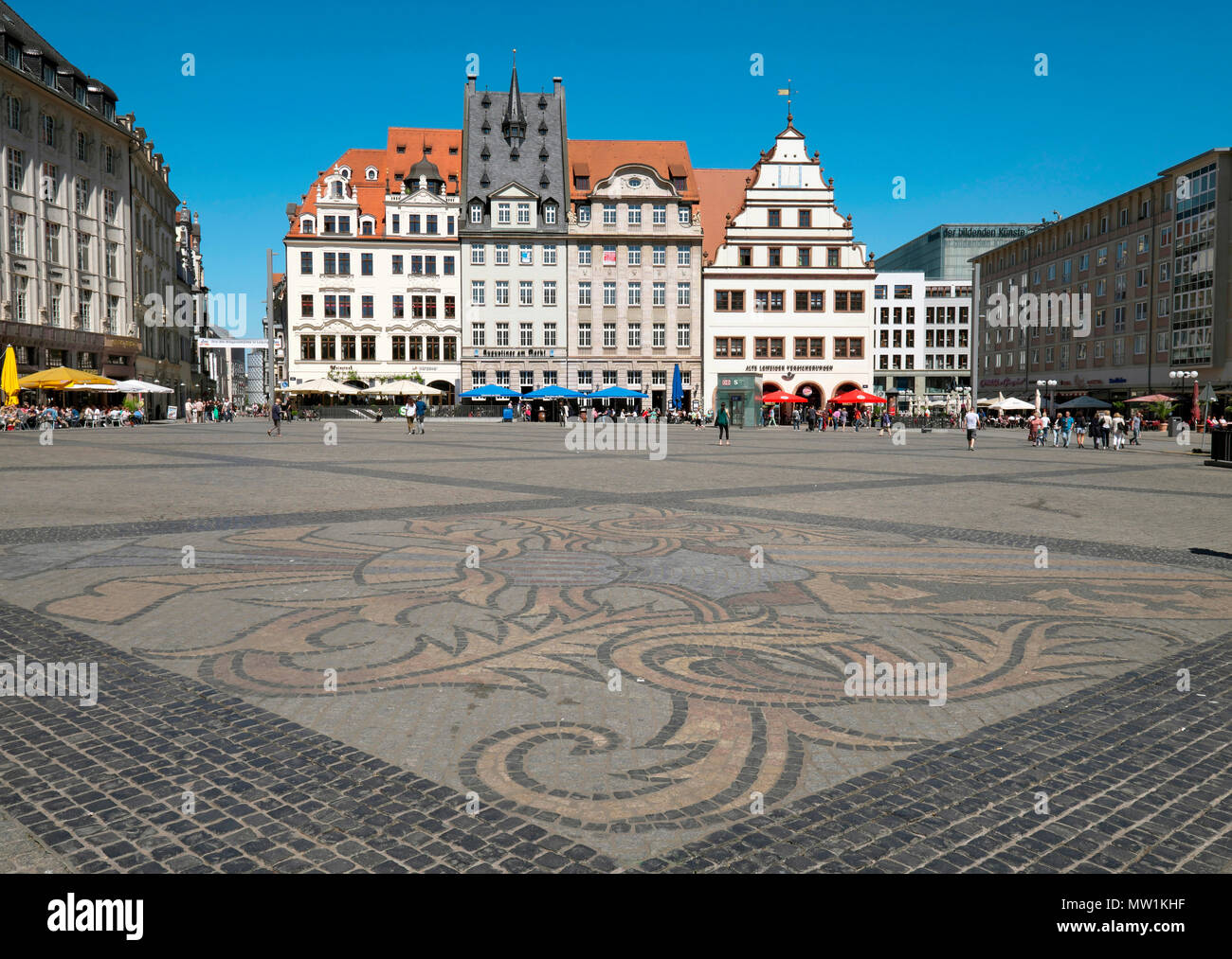 Mercato con stemma della città di cui in cobblestone pavement, Lipsia, Sassonia, Germania Foto Stock