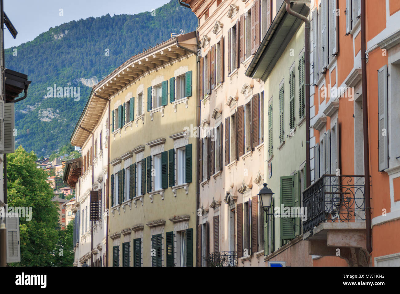 Stradina nel centro della bellissima città italiana di Trento nella regione Trentino Alto Adige Suedtirol Foto Stock