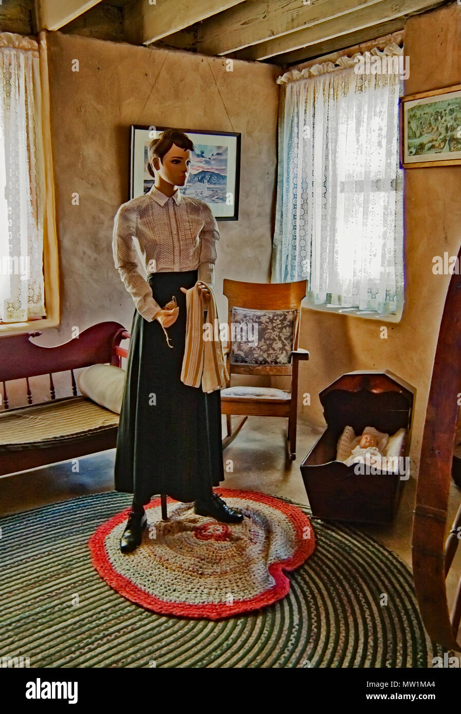 Manichino di donna mormone che illustrano la vita nella casa della vecchia Las Vegas Mormon Fort, il primo insediamento non-nativo di Las Vegas Valley, NV Foto Stock