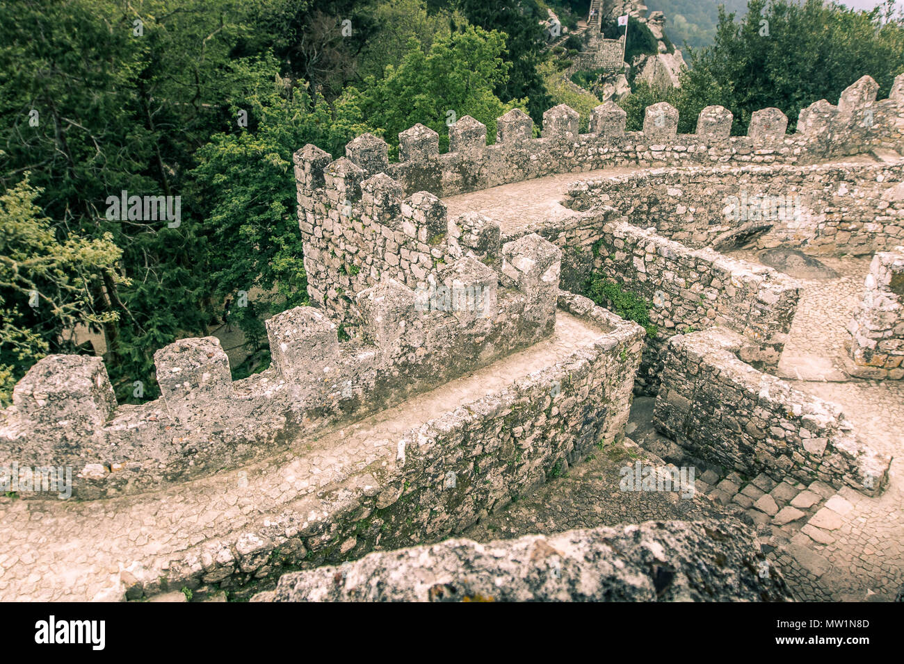 Mura del Castello dei Mori, famosa fortezza medievale situato a Sintra, Portogallo. Foto Stock