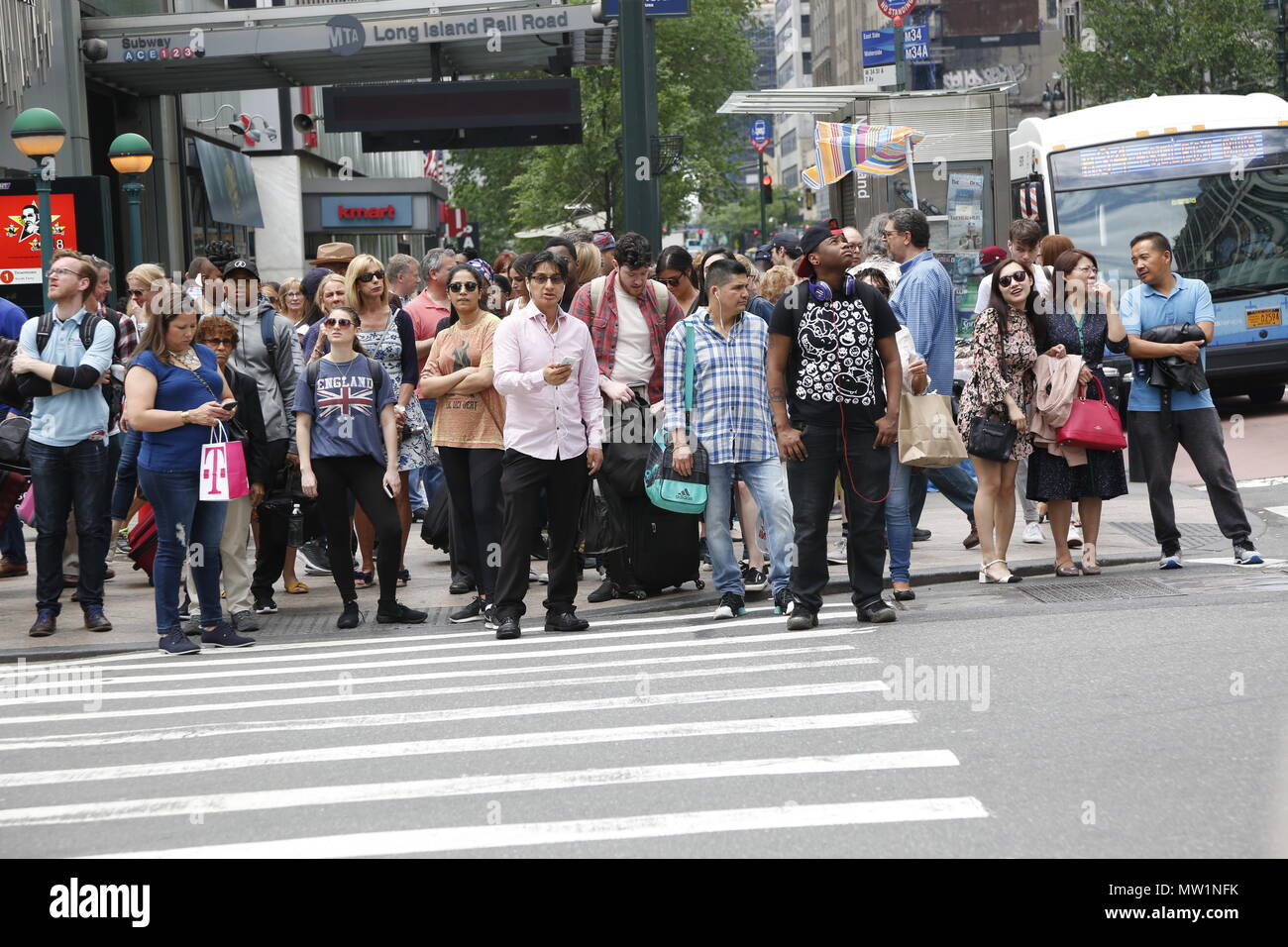Aspettare che la spia diventi sulla West 34th Street e la 7th Avenue a Manhattan NYC. Foto Stock
