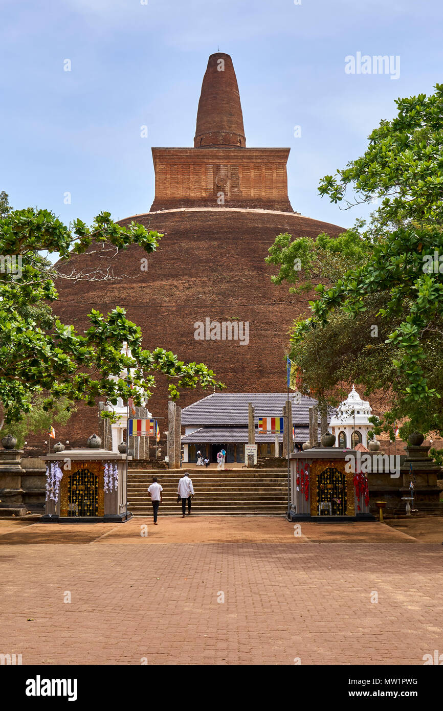 Rankoth Vehera stupa nell'antica città di Polonnaruwa, Sri Lanka Foto Stock