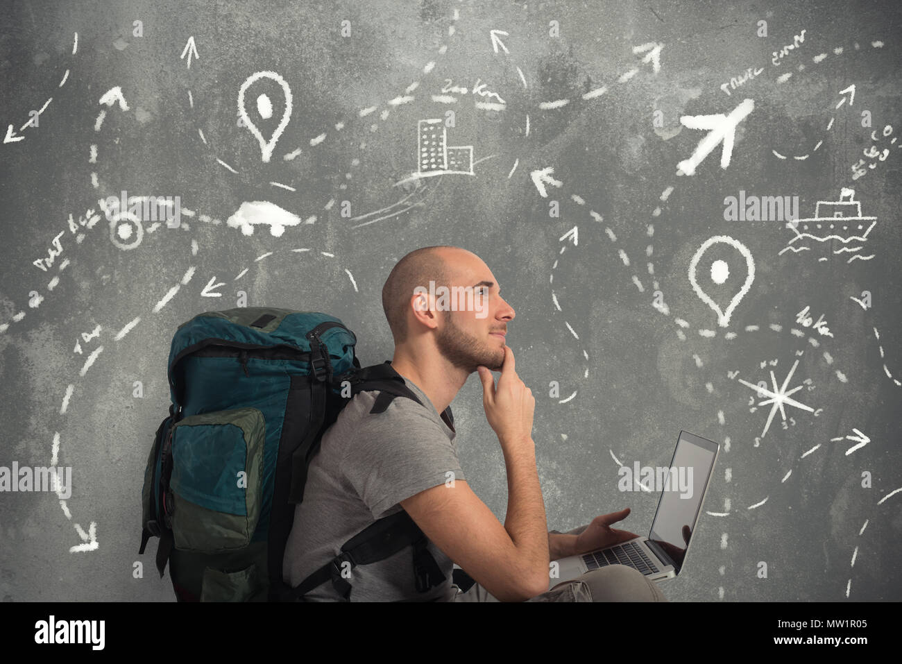 Piani esplora un nuovo viaggio con il suo computer portatile Foto Stock