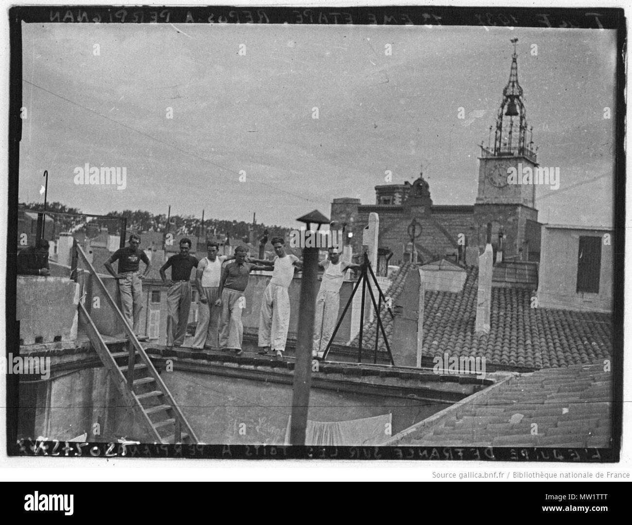 . Français : Tour de France 1937 jour de repos à Perpignan le 15 juillet : sur le pont du Castillet à Perpignan, le maillot jaune Sylvère Maes (à g.) Gustaaf Danneels et jules Lowie (à dr., les 3 équipe de Belgique) . Il 15 luglio 1937. Agence de presse Meurisse. Agence photographique présumée 612 Tour de France, Perpignan,1937 (4) Foto Stock