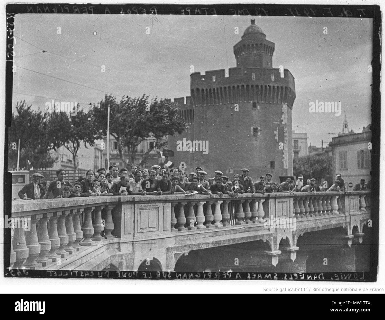 . Français : Tour de France 1937 jour de repos à Perpignan le 15 juillet : sur les allasua de Perpignan (de g à dr) Sylvain Marcaillou, Paolo Chocque, Pierre Cloarec, Robert Tanneveau, Emile Gamard et Roger Lapebie (tous équipe de France) . Il 15 luglio 1937. Agence de presse Meurisse. Agence photographique présumée 612 Tour de France, Perpignan,1937 (5) Foto Stock