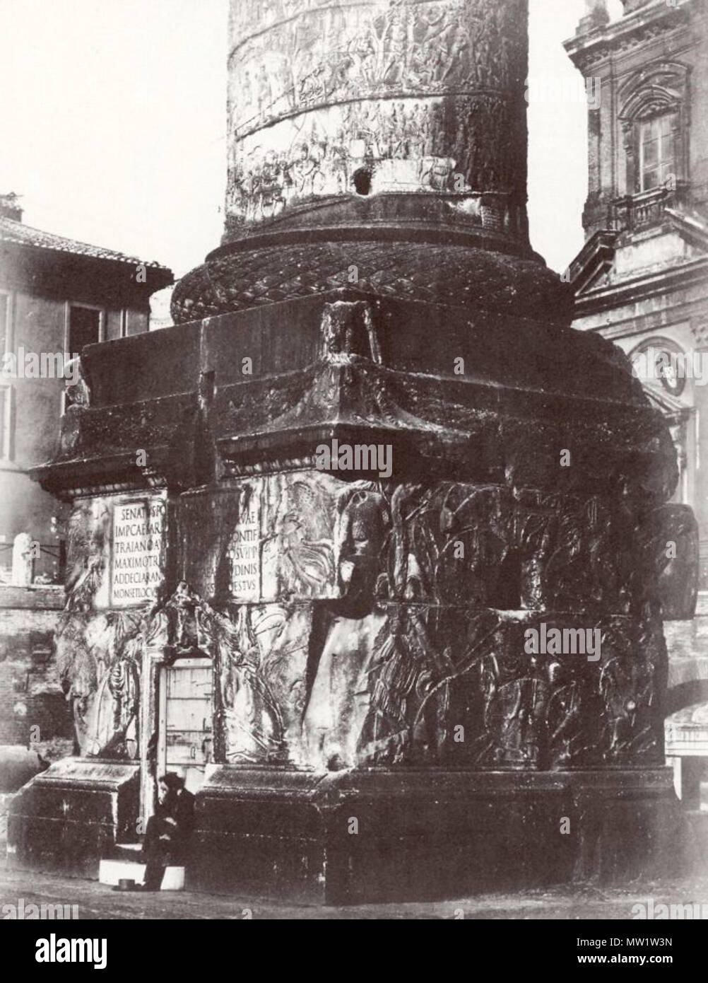 . Deutsch: Fuß der Trajanssäule um 1860, urheberrechtsfrei inglese: Roma, la base della Colonna di Traiano intorno al 1860. . Commons caricare da Longbow4u. Utente MatthiasKabel Su de.wikipedia 613 Trajanssaeule fuss 1860 Foto Stock