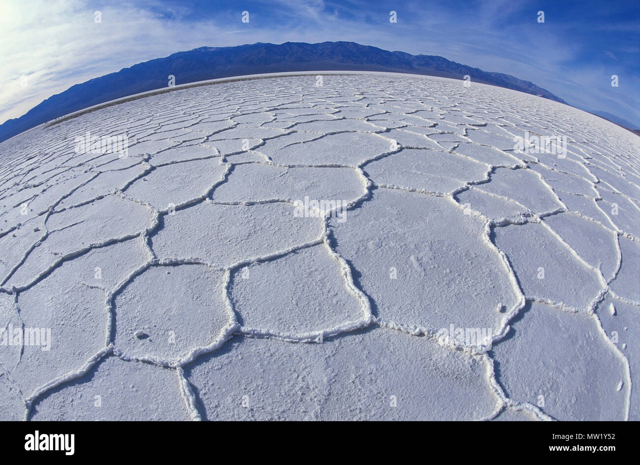 Parco Nazionale della Valle della Morte, saline nel bacino Badwater, guardando verso nord-ovest con un obiettivo grandangolare, morte Vally, CA, Stati Uniti d'America Foto Stock