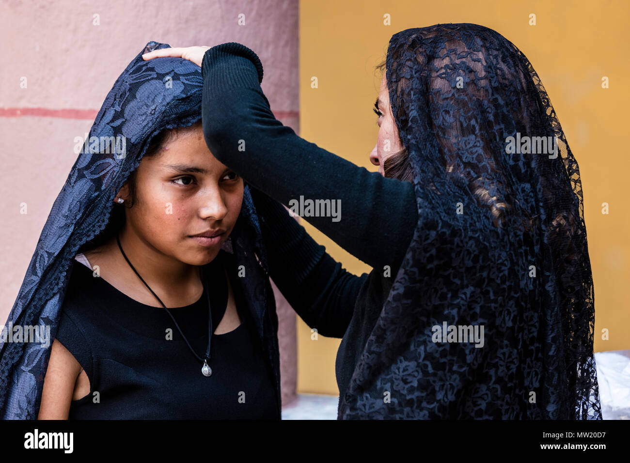 Le donne nei tradizionali mantiglie nell' Oratorio chiesa cortile pronti per la processione del Venerdì Santo - San Miguel De Allende, Messico Foto Stock