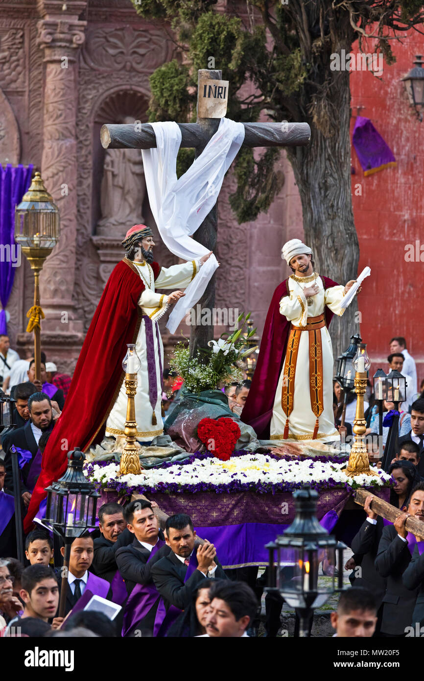 Santi con una croce vengono portati in processione del Venerdì Santo, noto come il Santo Entierro, dall'ORATORIO Chiesa - San Miguel De Allende, Messico Foto Stock